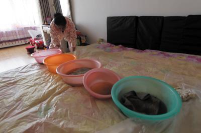 余庆楼上漏水，住户失联，小区没物管，业主维权难！律师来支招……